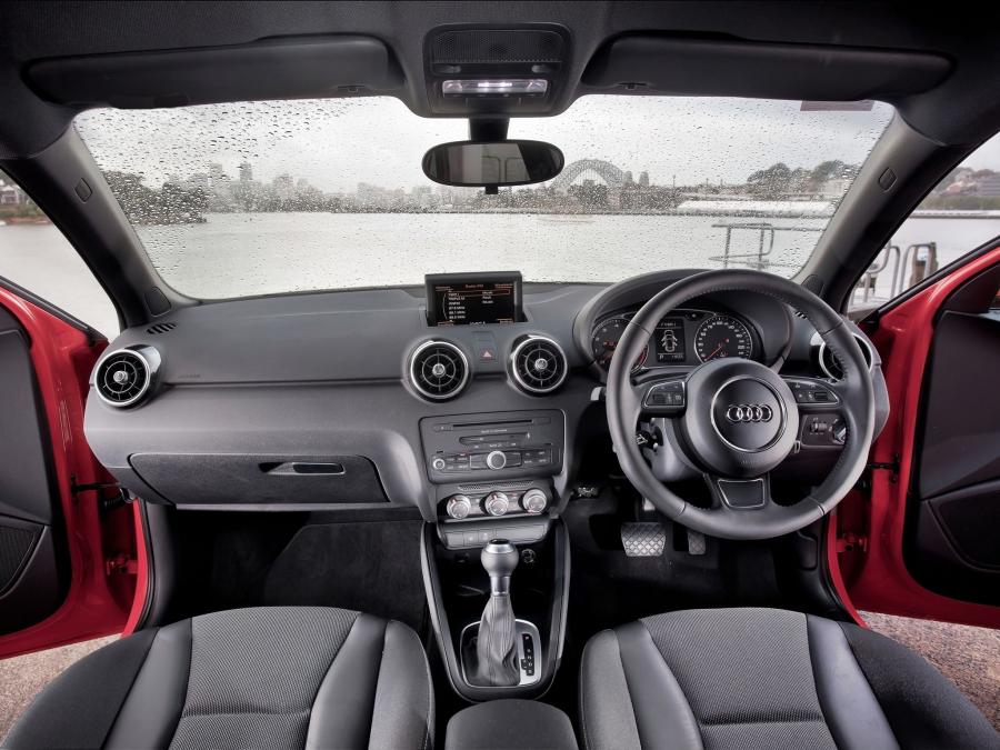 Торпедо Audi A1 Sportback TFSI S-Line (8X) 2012 года  (AU) (фото 7 из 12)